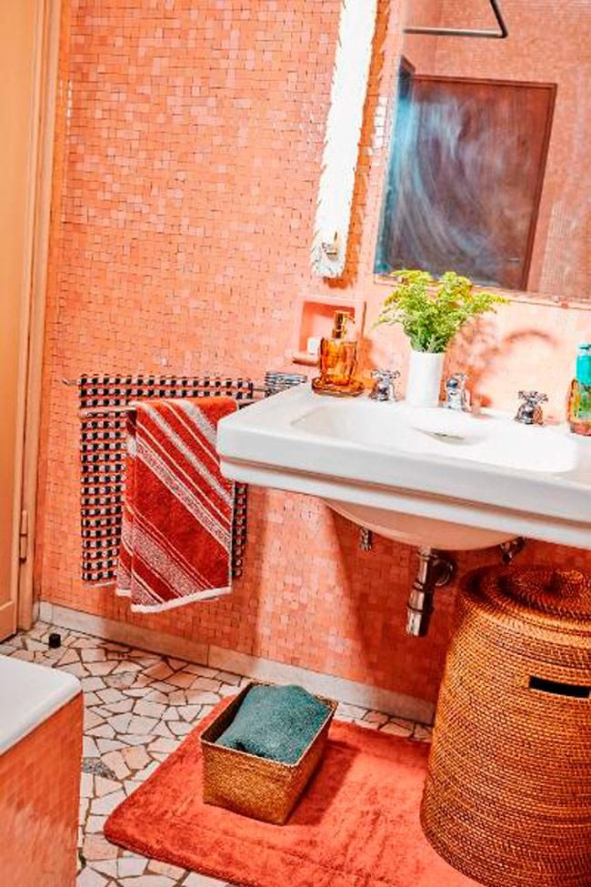 Baño con decoración coral del Zara Home