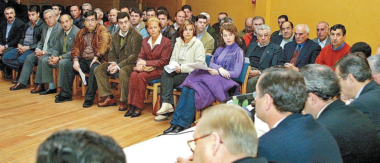 Los alcaldes Costa, Otero, Crespo, Viéitez y Diéguez  presiden, en 2002, la sesión constituyente ante los concejales miembros   | // BERNABÉ
