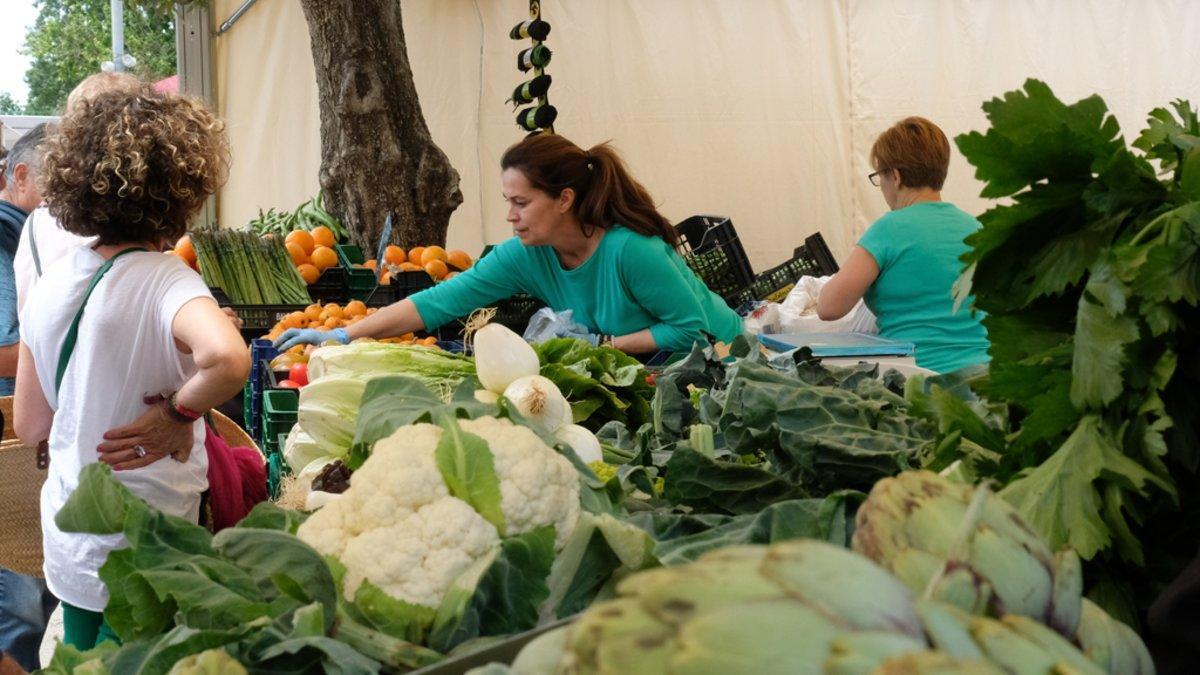 Una paradista vende frutas y hortalizas en el Mercat de Pagès de Viladecans