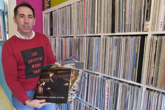 Juan Carlos Santomé con su colección de discos ...