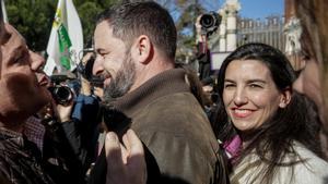 El presidente de VOX, Santiago Abascal y la portavoz de VOX en la Asamblea de Madrid, Rocío Monasterio.