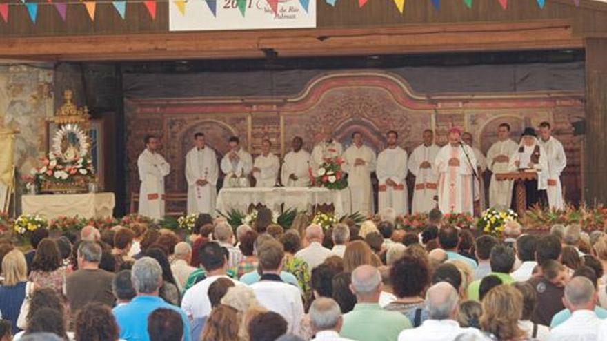 El obispo Cases rodeado de sacerdotes en la misa en honor a la Virgen de la Peña, el pasado sábado. i  CARLOS DE SAÁ