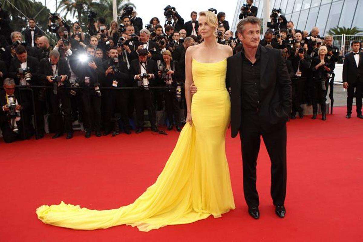 Charlize Theron y Sean Penn en la alfombra roja de Cannes