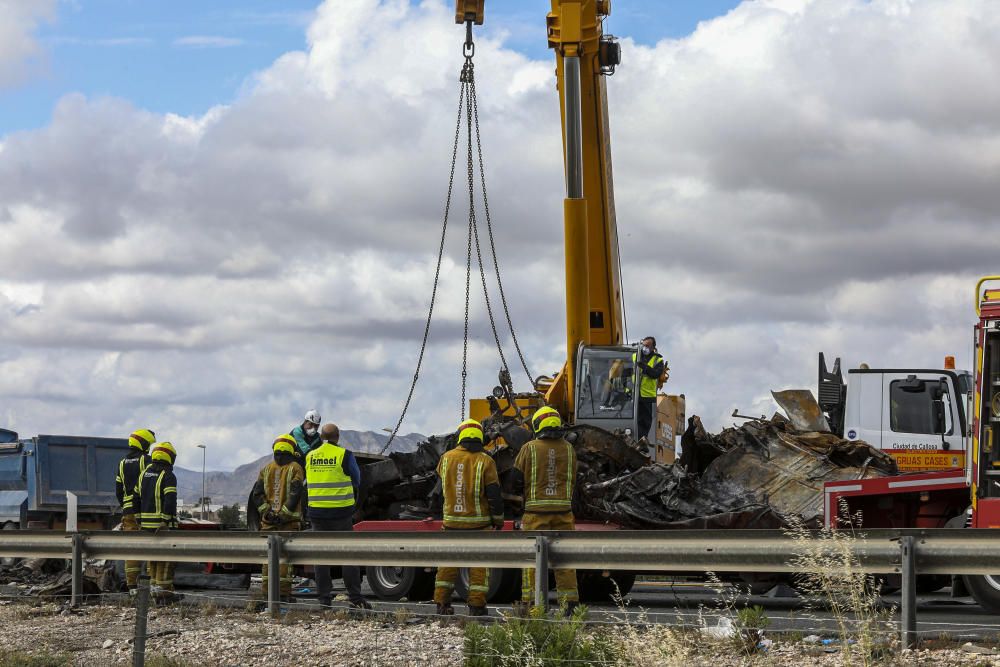 El accidente de la A-7 ha causado tres fallecidos y ha obligado a desviar el tráfico.