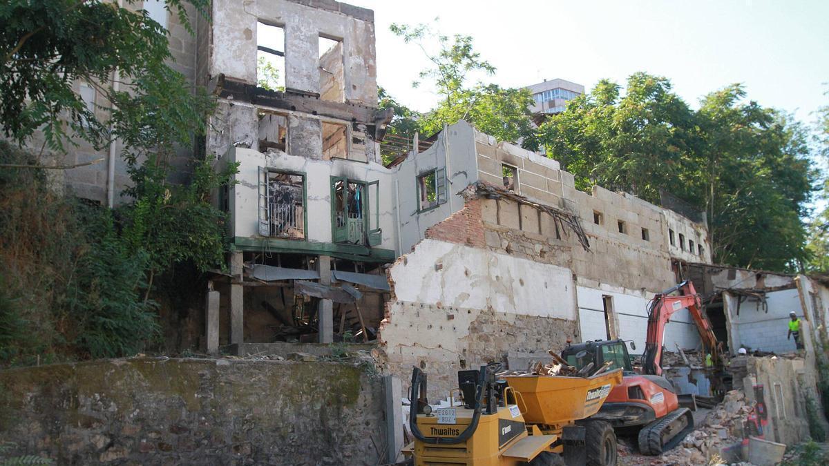 Los trabajos de demolición en la antigua Casa de Baños do Outeiro comenzaron el lunes de esta semana.