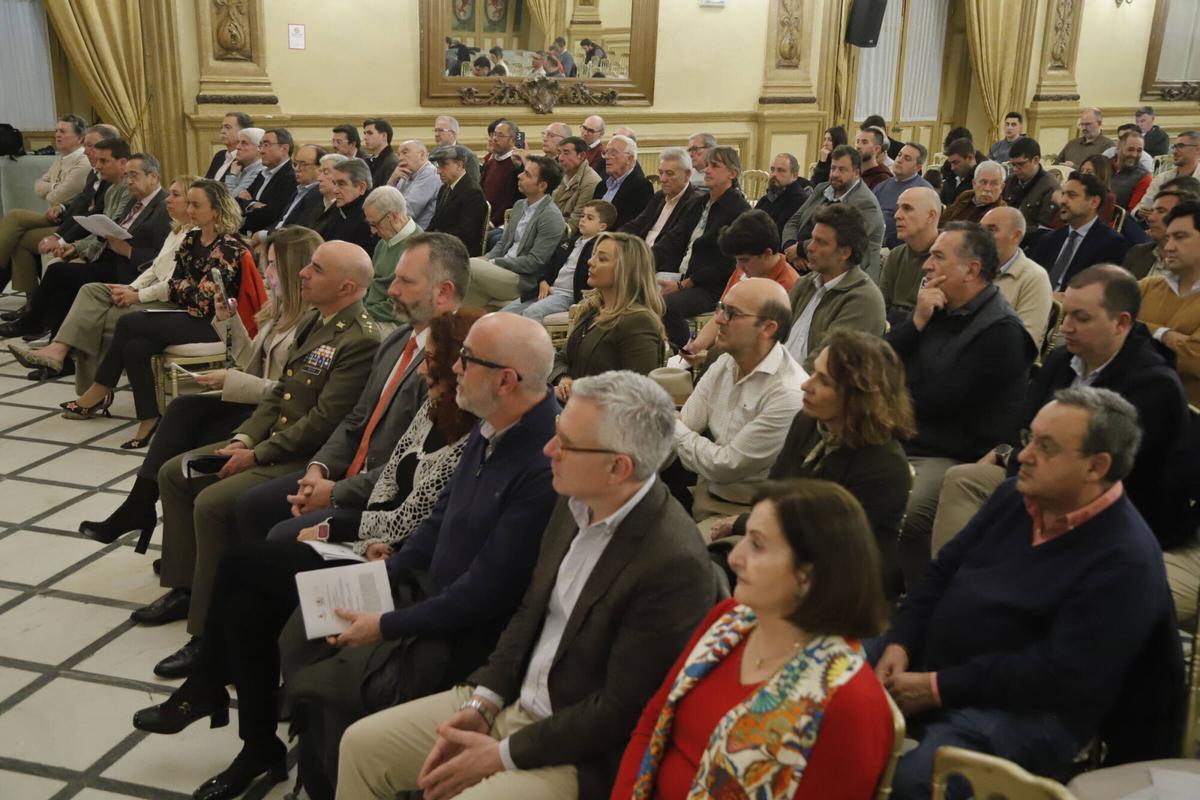La mesa redonda en el Real Círculo de la Amistad, con protagonistas del Córdoba CF, en imágenes
