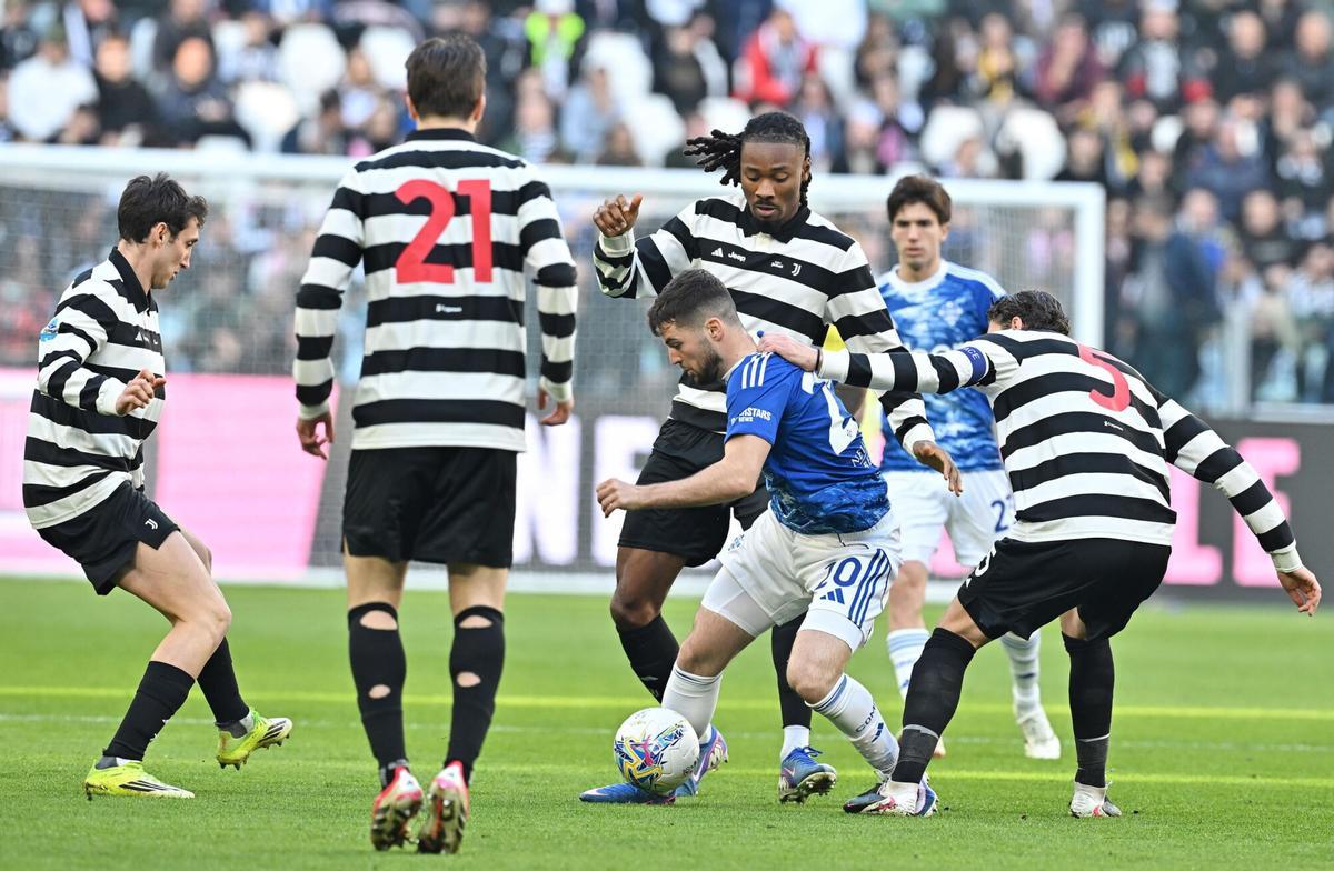 Manuel Locatelli y Khephren Thuram, de la Juventus, ante Martin Baturina, del Como