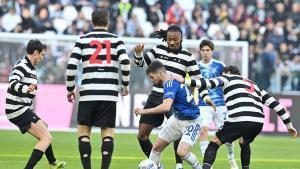 Manuel Locatelli y Khephren Thuram, de la Juventus, ante Martin Baturina, del Como