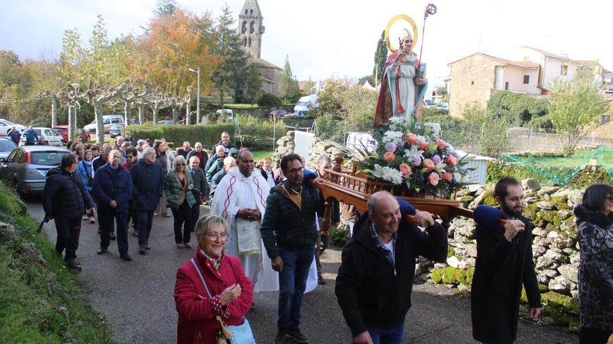 La procesión de San Martino pasea entre la huerta otoñal de La Carballeda