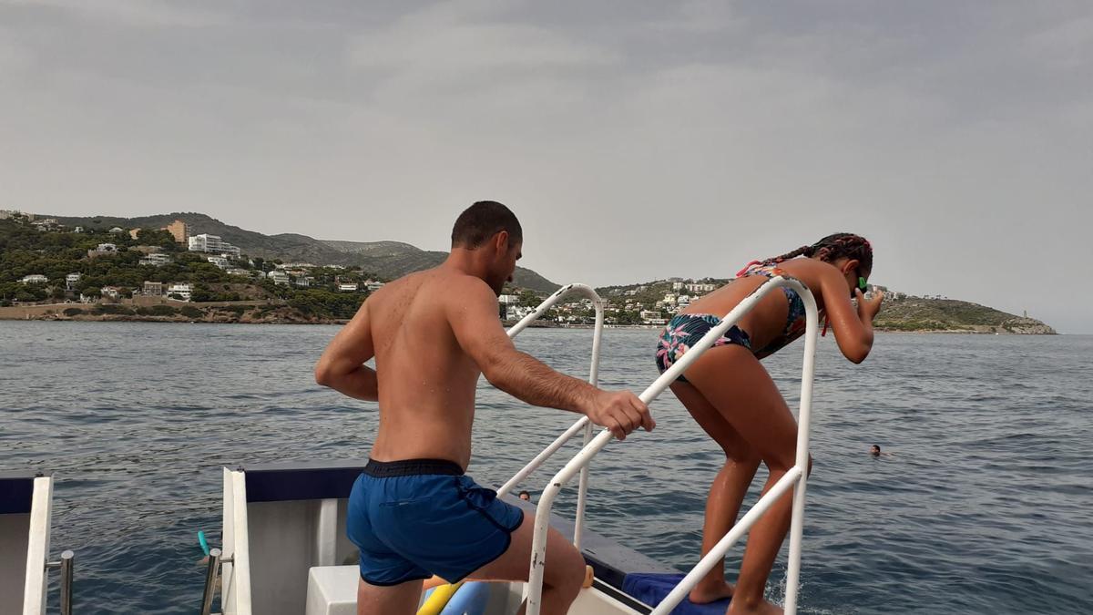 Baño en alta mar, frente a la costa de Benicàssim, a la altura de Voramar.