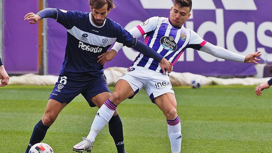 Nacho Matador protege un balón en un duelo de este año ante el Valladolid B. |  // PHOTOGENIC/PABLO REQUEJO