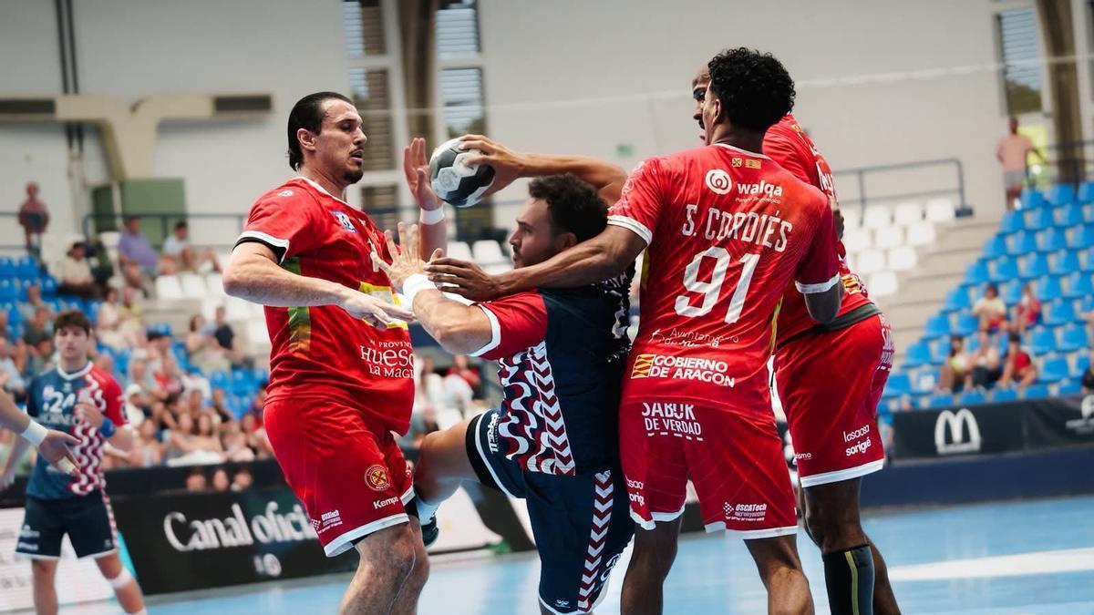 Montoya trata de lanzar a portería ante la defensa de tres rivales del Huesca