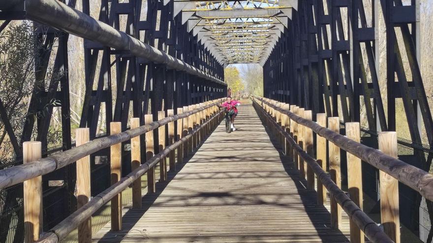 Un ciclista en el puente de hierro del ferrocarril sobre el río Esla en Villanueva de Azoague, actualmente convertido en vía verde.