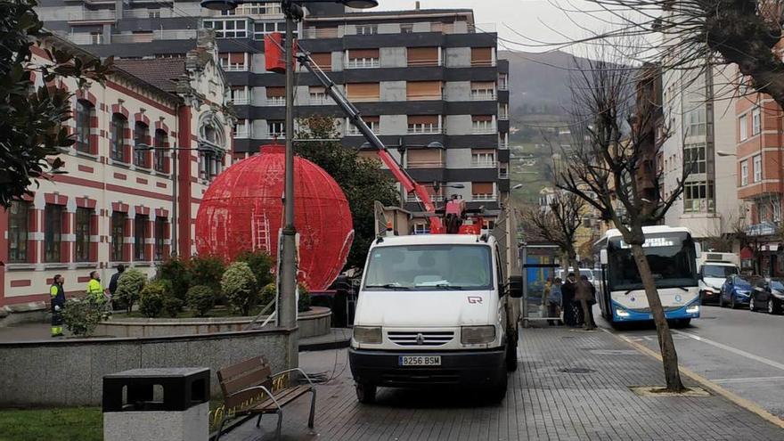 La Navidad toca a su fin en Mieres con la retirada de la iluminación