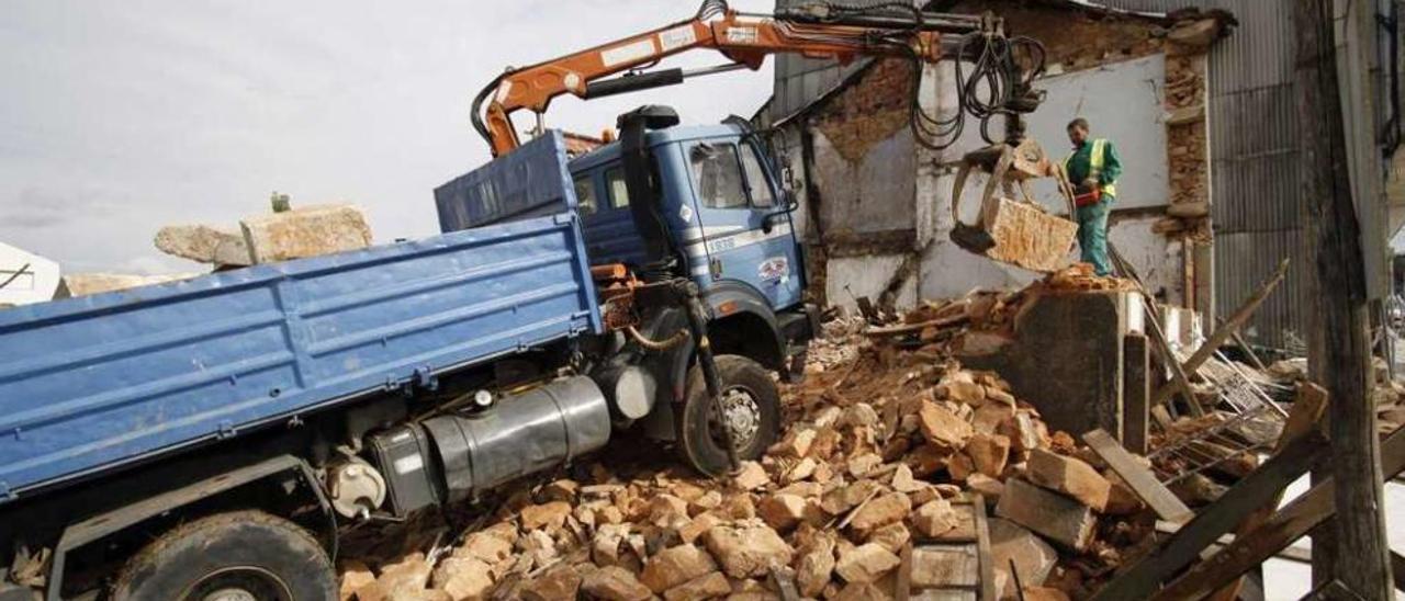 Trabajos de demolición de una vivienda en mal estado en Lalín, en 2013. // Bernabé/Gutier