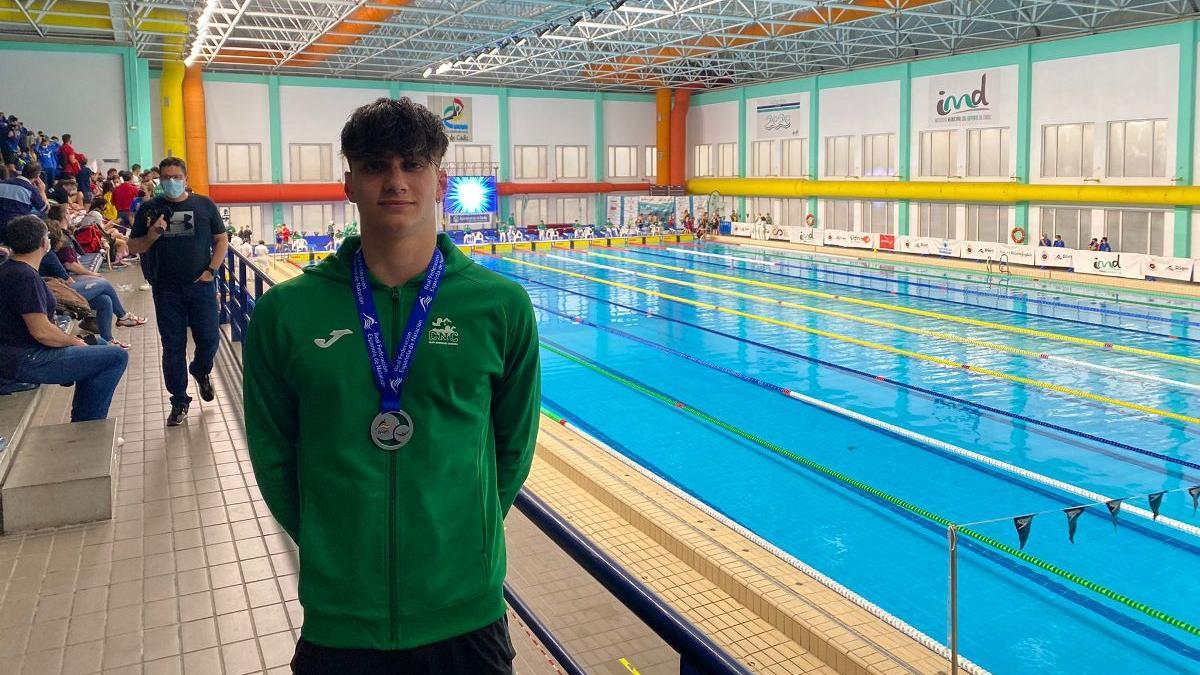 Pablo Vargas, tras ganar la medalla de plata en 200 espalda en el Campeonato de España infantil de natación.