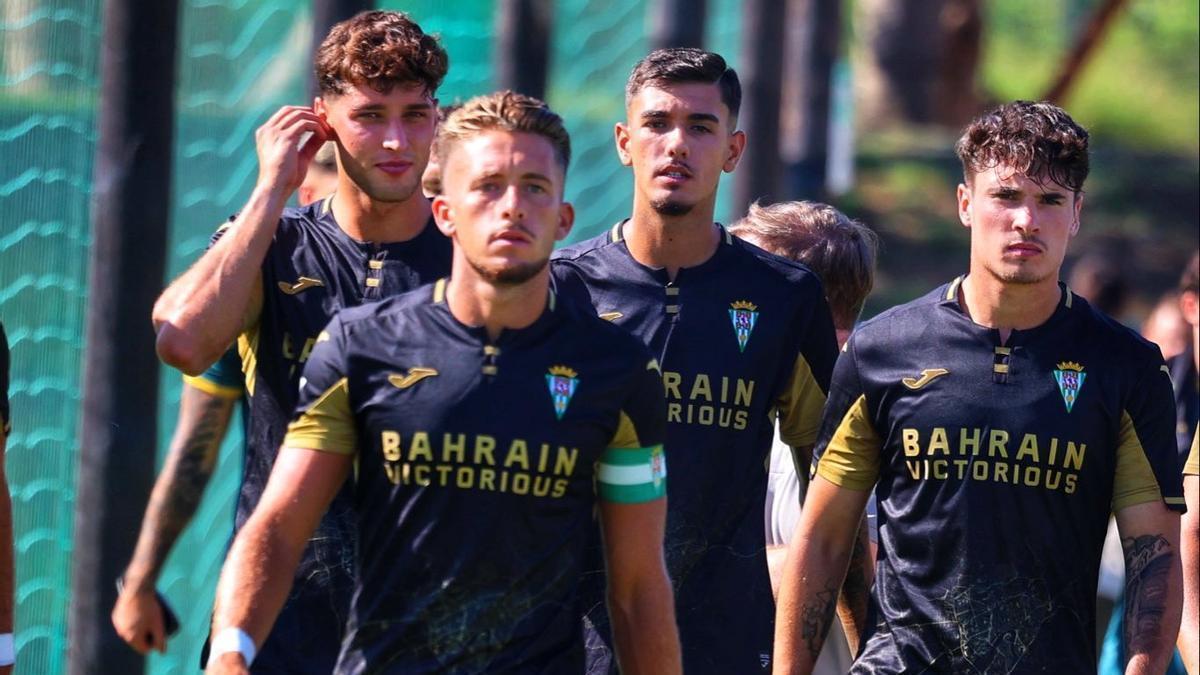 Isma Ruiz, primero izquierda en la primera fila, en el partido contra el Almería.
