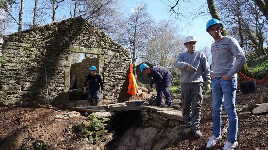 Avelino Souto supervisó esta semana la restauración de un molino junto a personal de Sendas II.