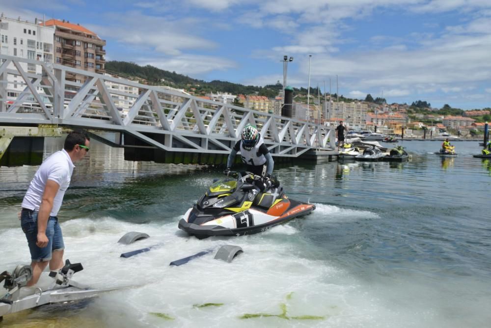 Los pilotos tardan cerca de 20 minutos en cruzar las rías de Vigo y Pontevedra pasando por la Costa da Vela