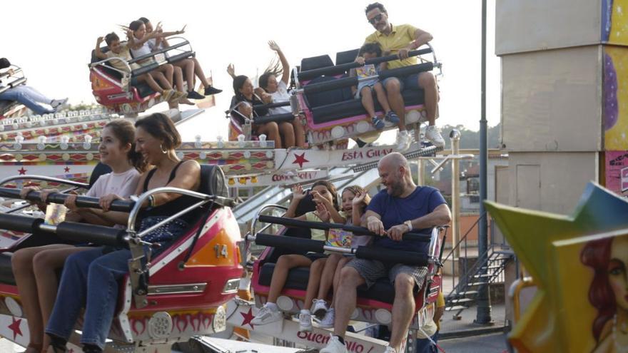 Las atracciones festivas abrieron ayer y ya hicieron las delicias de grandes y pequeños.   | // G. SANTOS