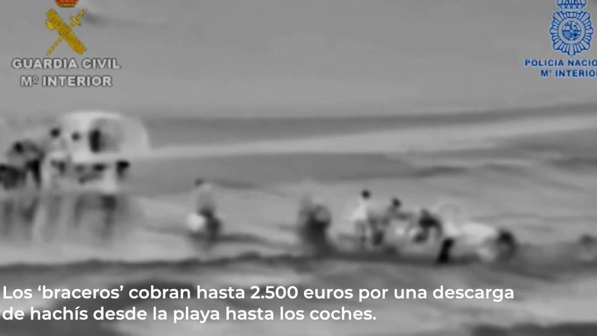 Braceros descargando droga en una playa de La Línea.