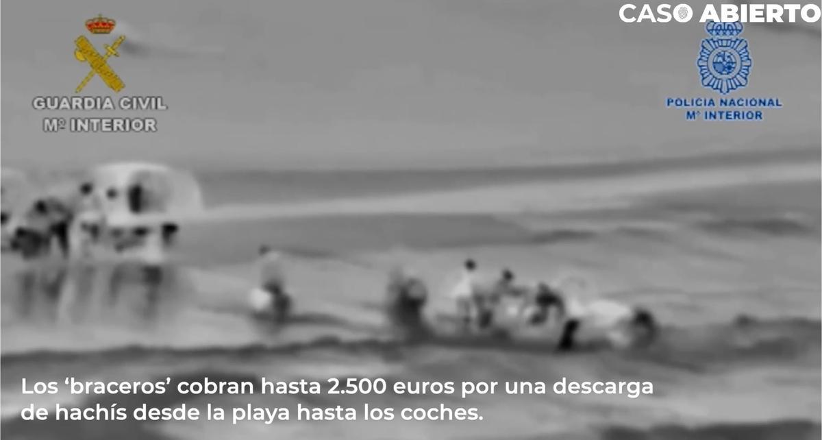 Braceros descargando droga en una playa de La Línea.