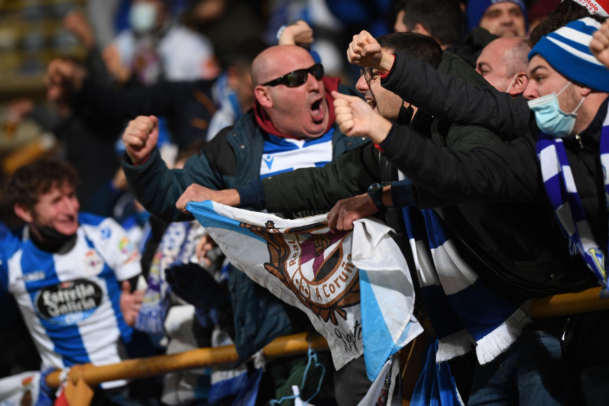 Fiesta blanquiazul en la grada del Reino León tras ganarle 2-3 el Deportivo a la Cultural