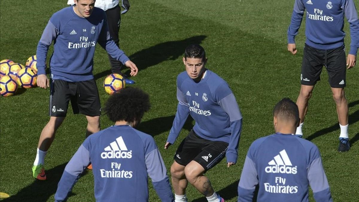 James, en el centro de un rondo junto con Kovacic, Marcelo, Casemiro y Enzo Zidane