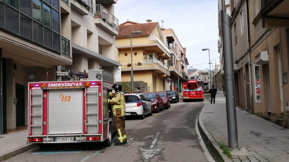 Los efectivos de emergencias en el incendio en la rúa San José de Cangas.