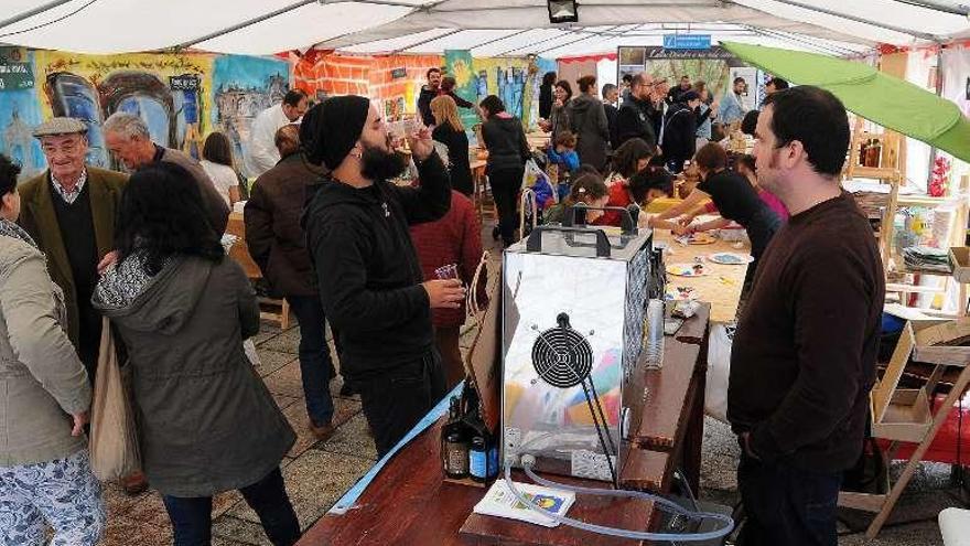 Público, ayer, en la feria ecológica de Lalín. // Bernabé/Javier Lalín