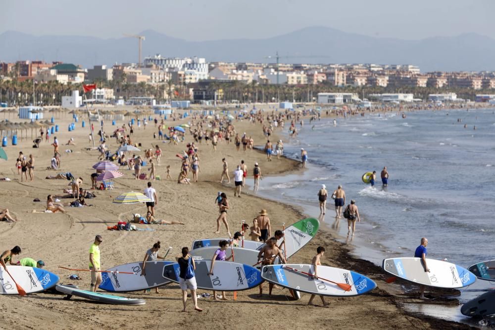 La playa de la Malva-rosa en València esta mañana de San Juan, a las 9.00 horas, ya estaba llena de gente.