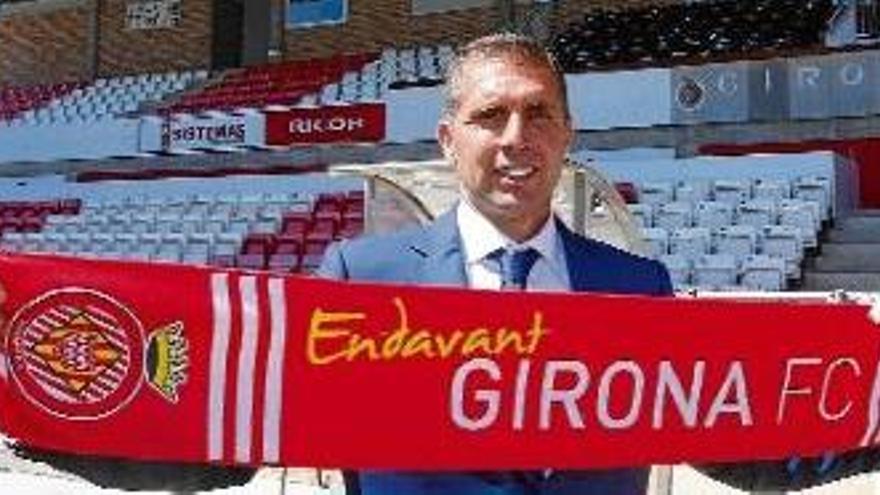 Delfí Gelí mostra una bufanda del Girona FC