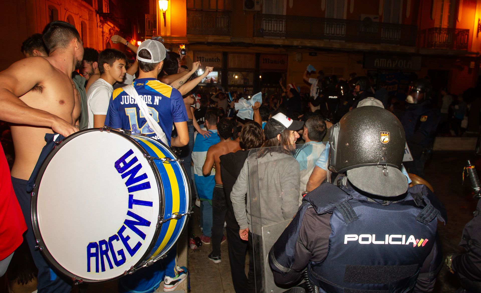 Aficionados argentinos celebran la victoria de su selección en las calles de Alicante