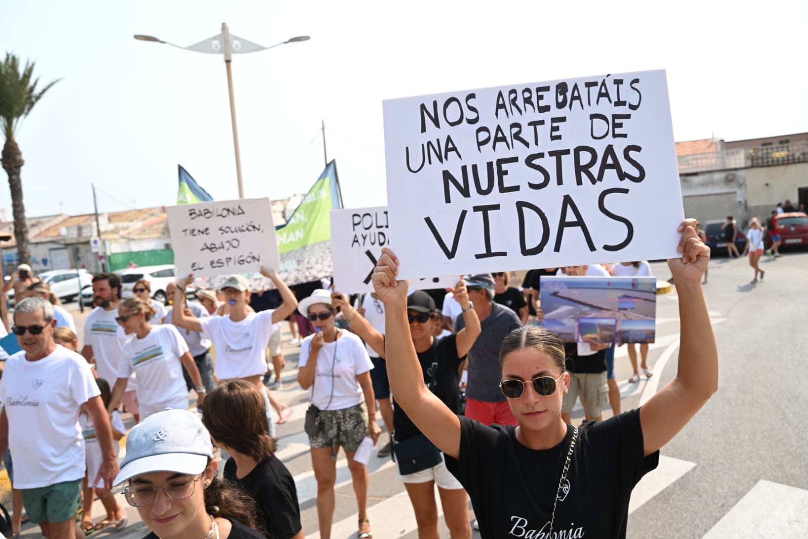 Protesta contra el derribo de las casas de la playa de Babilonia en Guardamar del Segura