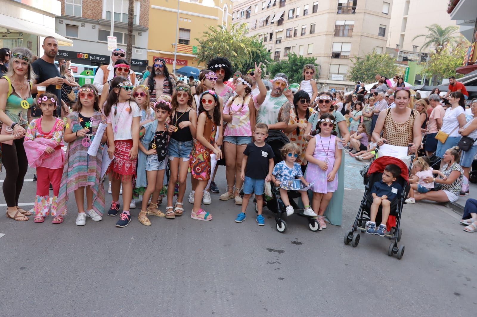 Fiestas de Sant Pere: Colorido desfile en la previa del 'bou al carrer'