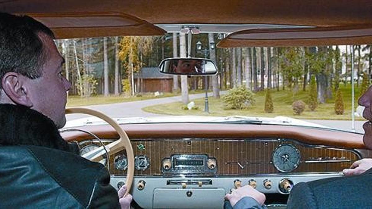AL VOLANTE CON EL PRESIDENTE RUSO. Arnold Schwarzenegger, gran amante de los coches, dio una vuelta ayer en un Chaika, fabricado en los años 50 en la URSS, con el presidente ruso, Dmitri Medvédev, por los alrededores de su residencia de campo en Gork