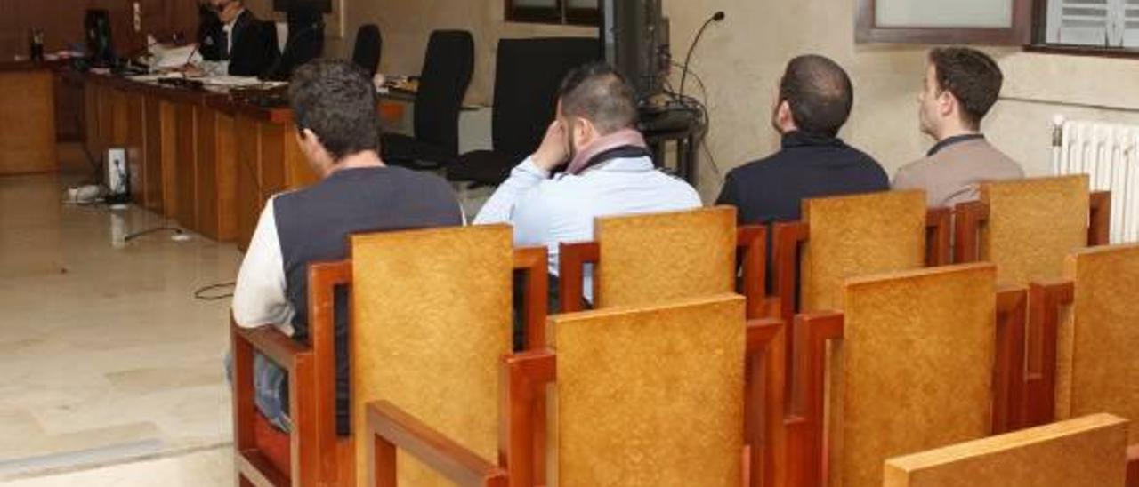 Los cuatro acusados de vender droga en Cala Rajada, ayer en el juicio en la Audiencia de Palma. A la derecha, los dos guardias civiles.