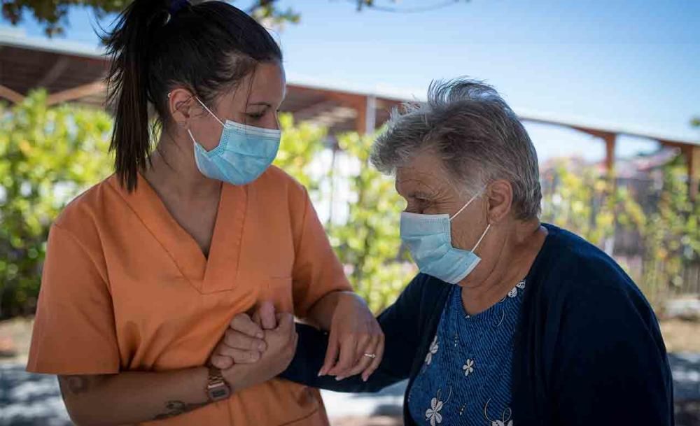 Un grupo de mayores ejercitándose tras volver ayer a su centro de día. // Brais Lorenzo