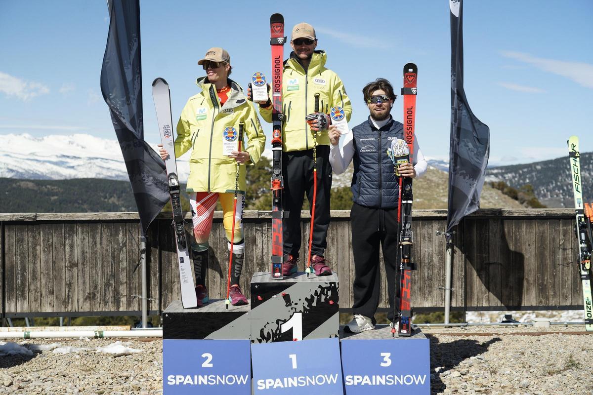 Albert Ortega, al centre del podi, al costat d'Aleix Aubets, a la seva dreta, medallistes a l'estatal de gegant
