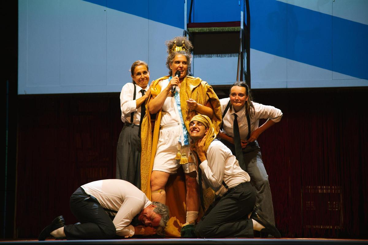 Esther F. Carrodeguas, en 'Iribarne', obra de la que es autora y que protagoniza con Xurxo Cortázar, Jorge de Arcos, Mónica García, Anxo Outumuro y Lidia Veiga