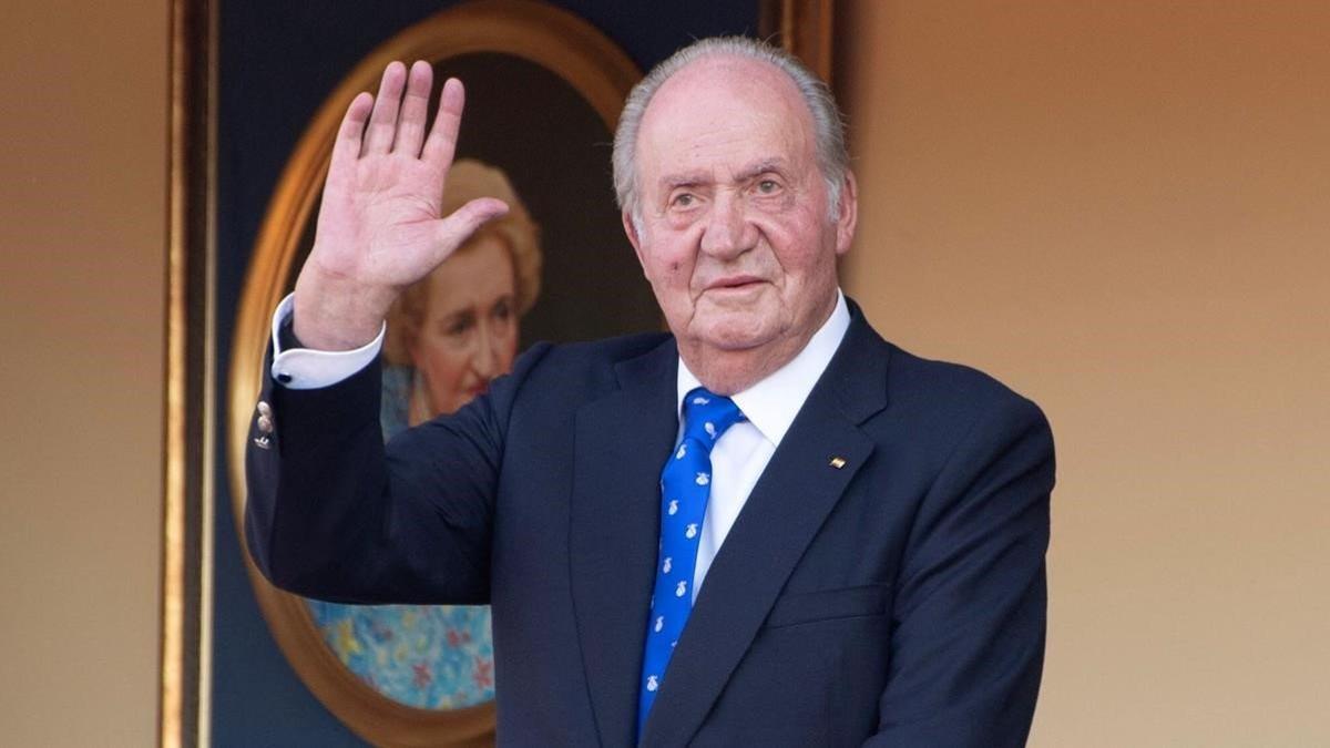 El rey Juan Carlos saluda en la plaza de toros de Aranjuez, el 2 de junio del 2019