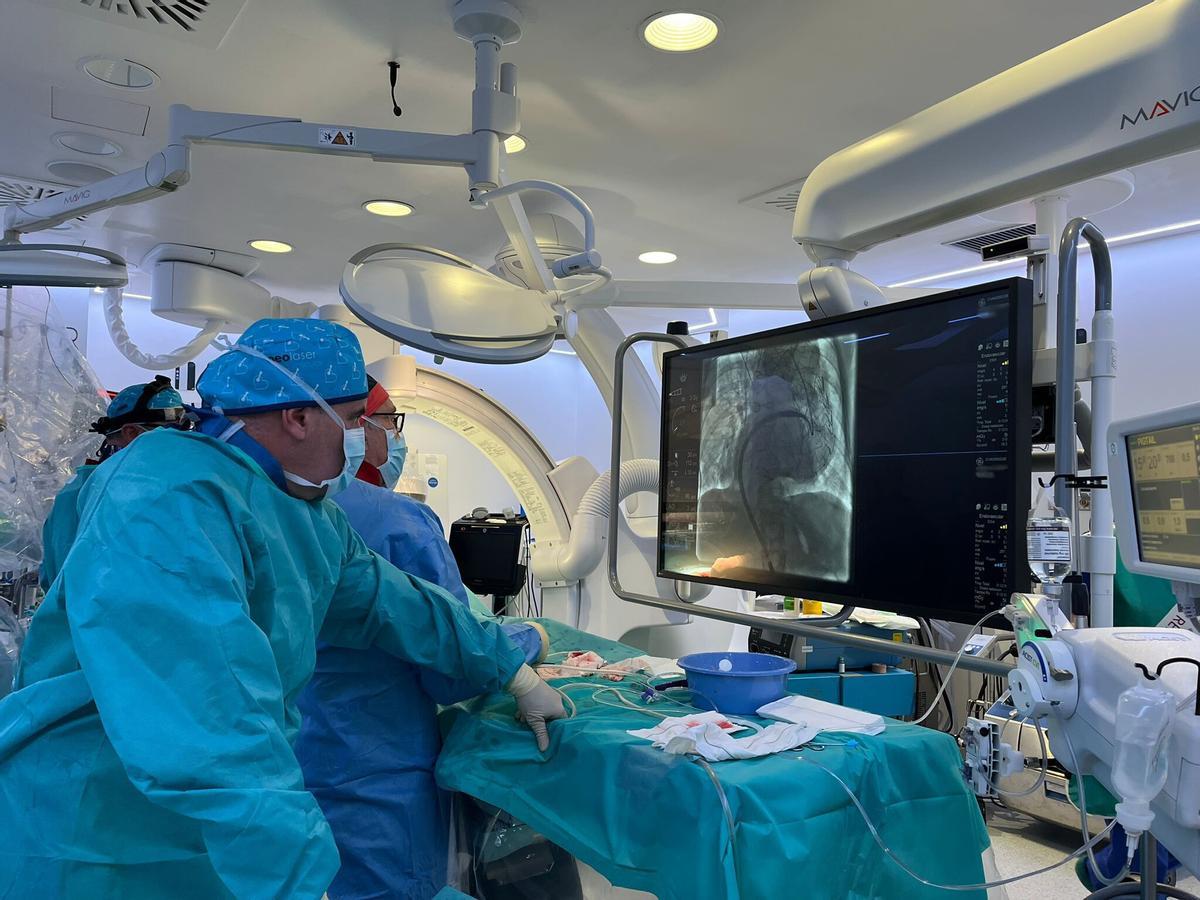 Intervención en el nuevo quirófano híbrido del Hospital Quirónsalud Sagrado Corazón