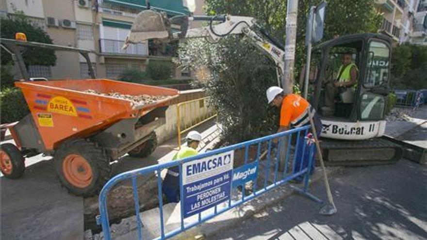 Emacsa realiza obras de renovación de la red de abastecimiento en calles
