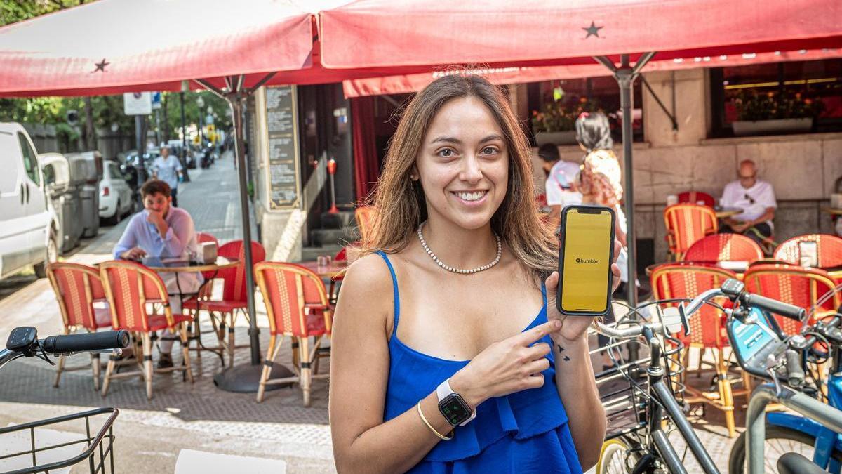 Antonella es una joven peruana que utiliza la ’app’ Bumble para conocer gente en Barcelona.