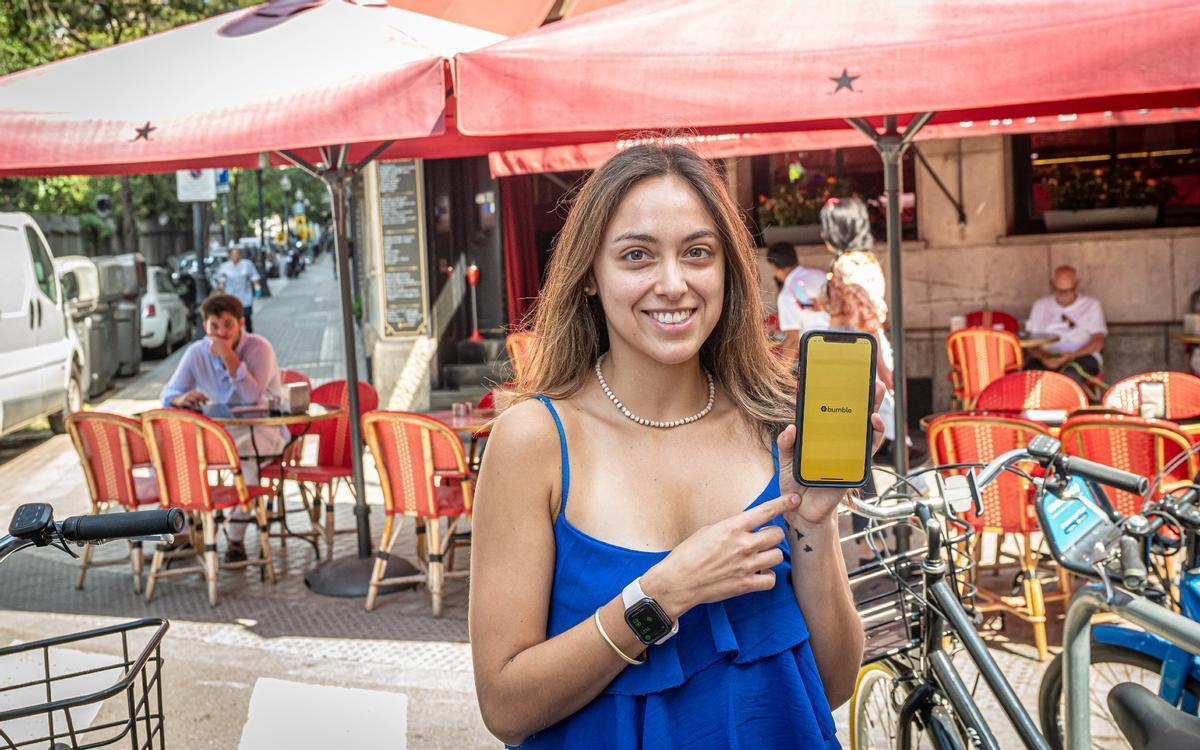 Antonella es una joven peruana que utiliza la ’app’ Bumble para conocer gente en Barcelona.