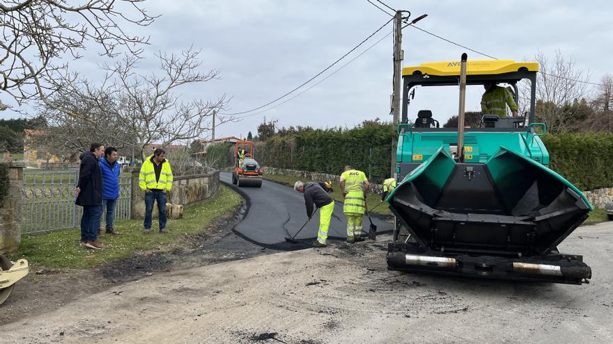 Arranca el plan de caminos de Villaviciosa: cuatro meses para reparar una treintena de viales del medio rural
