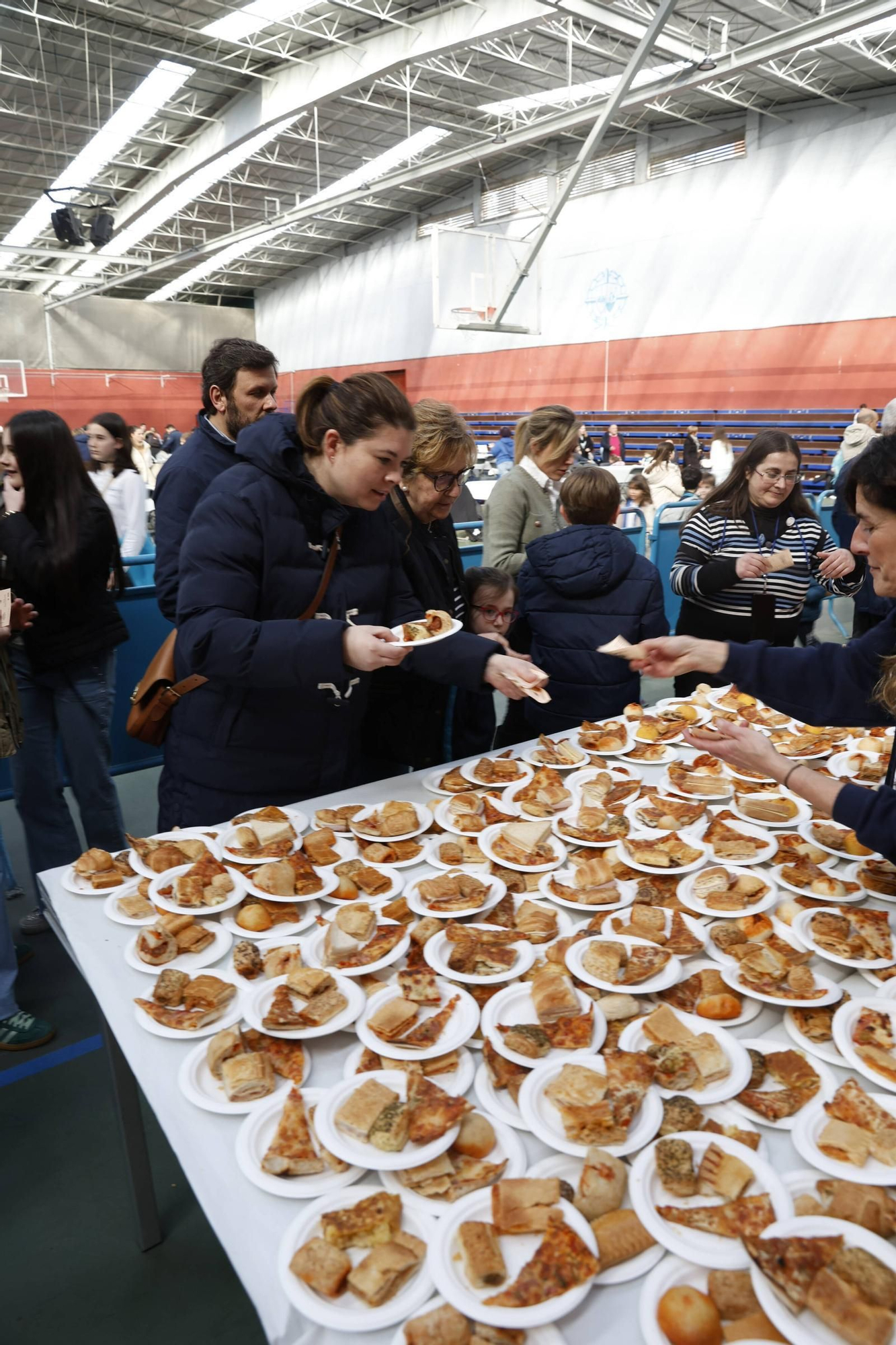 Así fue la merienda solidaria en los jesuitas de Gijón (en imágenes)