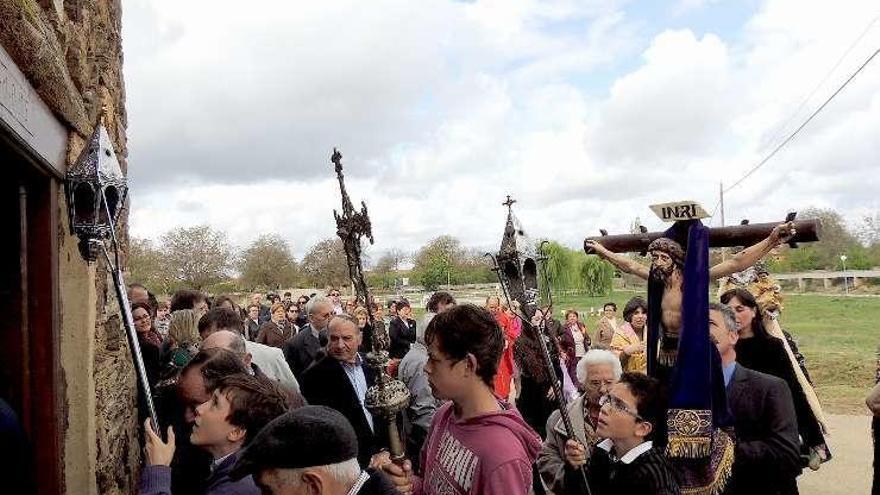 Una procesión entra en la ermita de Coomonte.