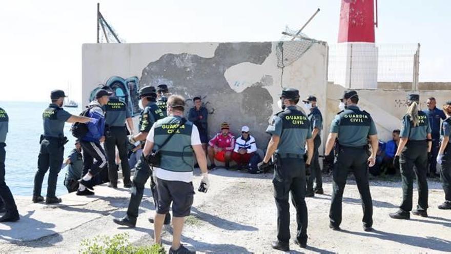 Imagen de la recepción de los inmigrantes en el dique de la Sal del puerto de Torrevieja.