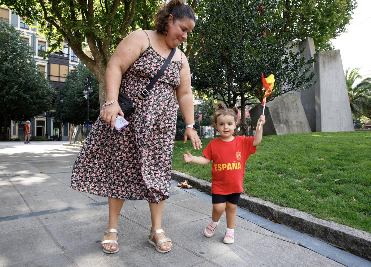 Sonia González, junto a la pequeña Candela Rodríguez.